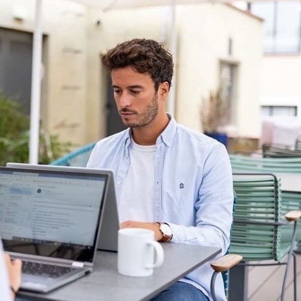 Cyril Azevedo, fundador de INNOV'events España, coordinando un evento de empresa en Barcelona
